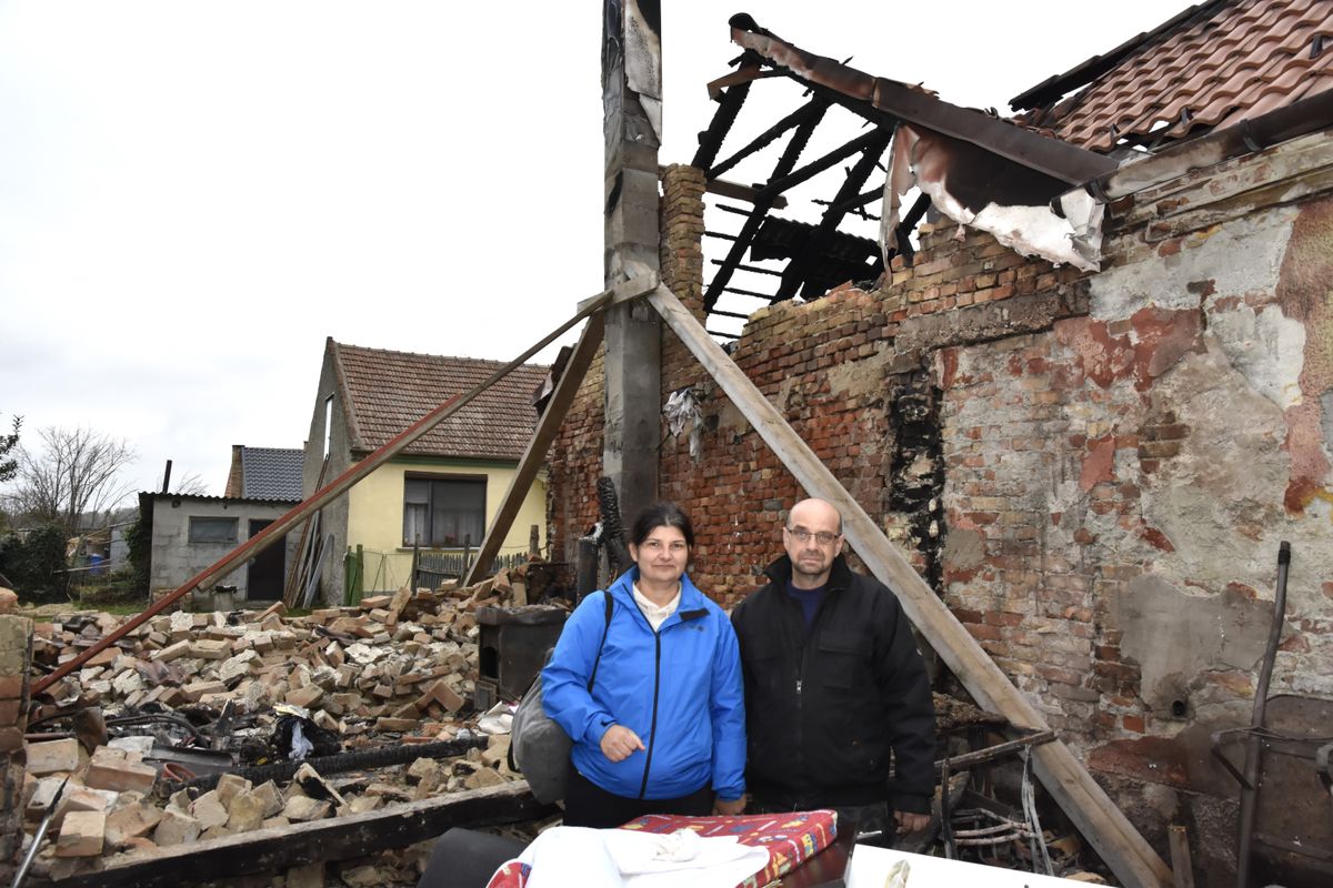 Pusztai Judit és Folkmayer Dávid a házuk romjainál: amiben a tűz nem annyira, de a víz nagy kárt tett. 