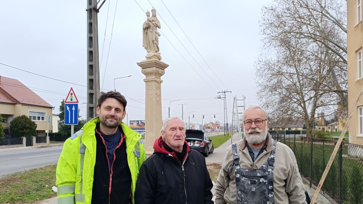 A kígyós Mária-szobor a Bartók Béla utcában áll. Restaurálását az önkormányzat szervezte meg.