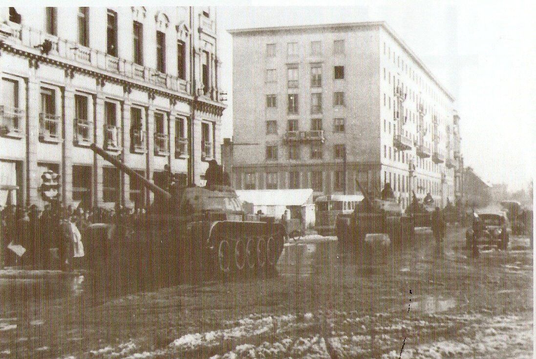 Szovjet tankok a mai Szent István úton Győrben. (1956. november) A nemzeti gyásznap emléke.