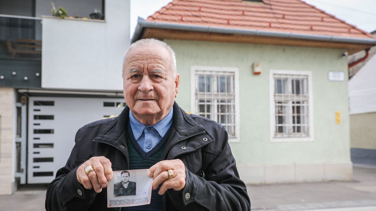 Büki Lajos, Győr 1956-os hőse a letartóztatásakor készült fotóval. Felvételünk az Apáca utca előtt készült, a háttérben látható házban lakott 1956 őszén Török István, Élő Tibor és Büki Lajos.