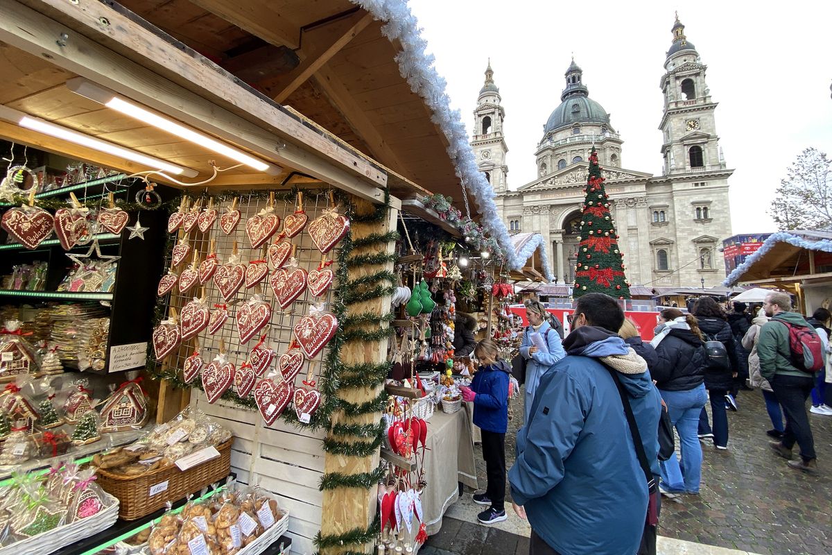 Karácsonyi vásárok – az adventi időszakban több város teljesen új arcát mutatja meg az ott lakóknak és a turistáknak. Budapesten vasárnaptól várják a látogatókat.