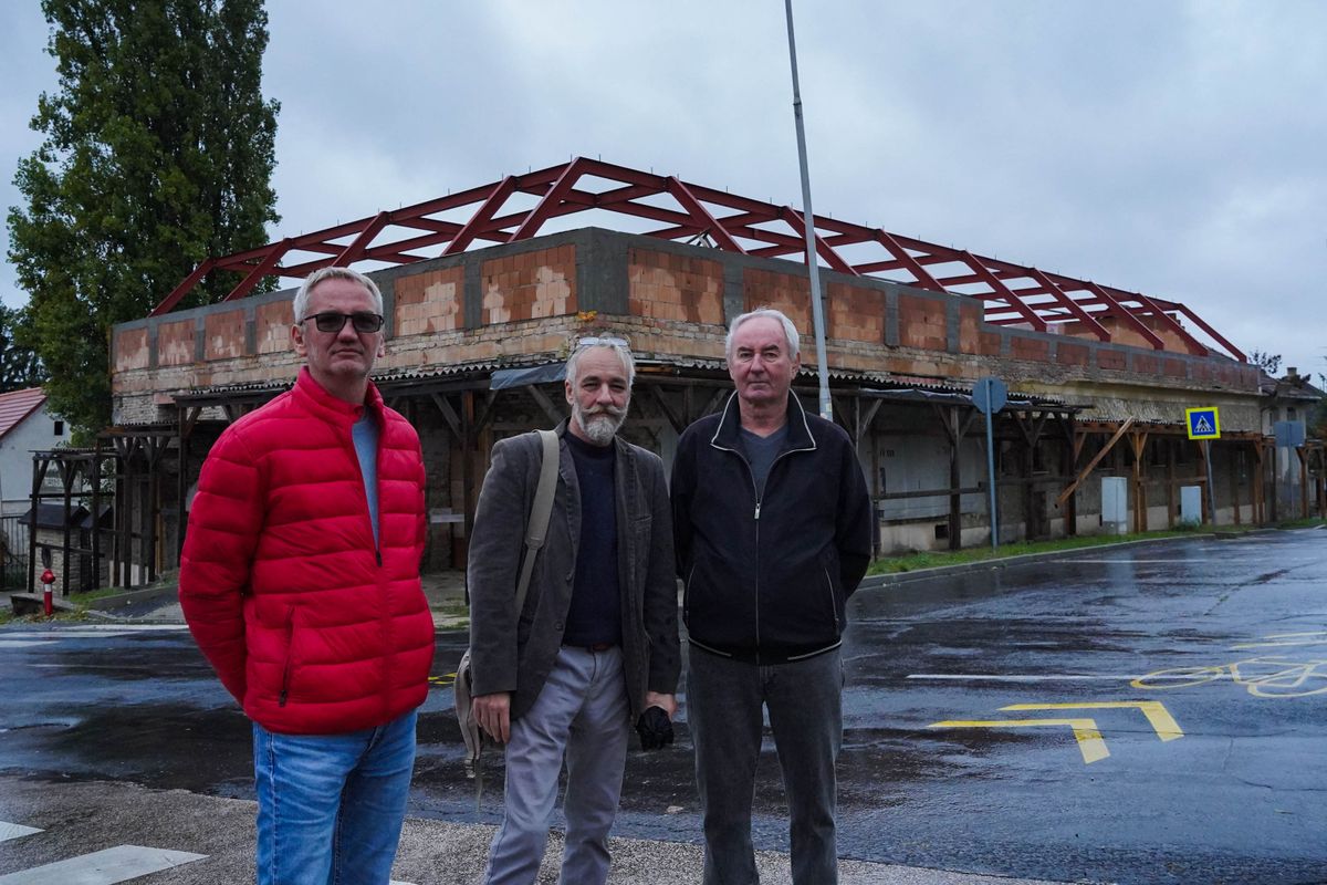 Hosszú, kitartó egyeztetések után nem lesz enyészetté a több mint 300 éves pannonhalmi ház, az egykori étterem. Felvételünkön a „sikerkovácsok”: Vas Gábor polgármester, Szalay Szabolcs építész és Vörös Endre az új tulajdonos. Fotók: Molcsányi Máté