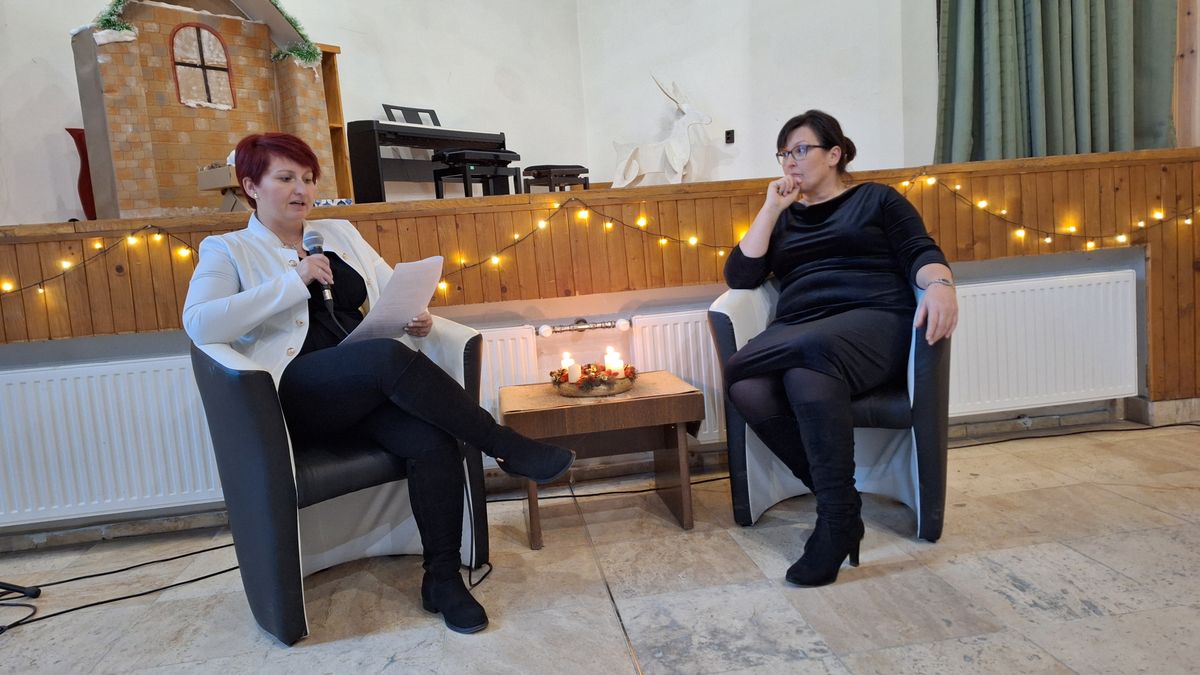 Tóth Nikolett és Hadaricsné Balogh Krisztina élményt és ajándékokat is adtak a gyerekeknek karácsonyra.