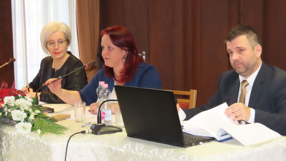 Testületi ülés volt Csornán. A képviselők döntöttek utcanévről és a városvezetők fizetéséről is.