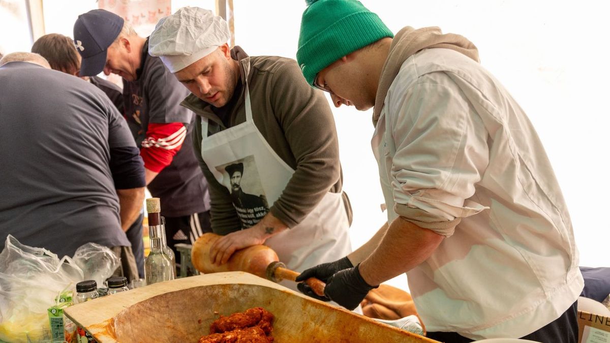 Kolbásztöltő induló az écsi hagyományőrzőktől