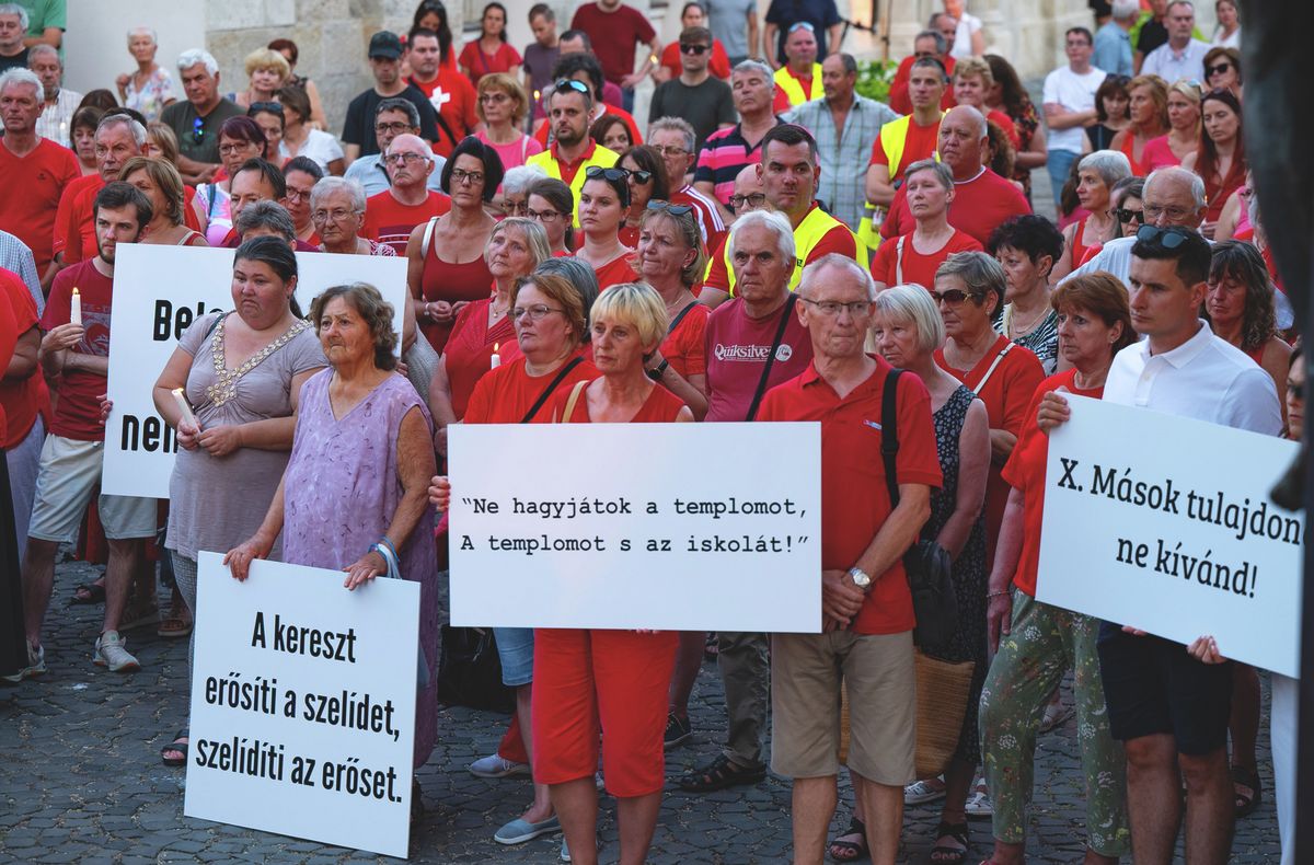  Több százan tüntettek Benkovich Ferenc atya menesztése és több intézményből való kitiltása ellen a Püspökvár előtt. 