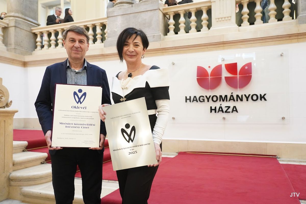 A jánossomorjai művelődési ház országos díját Lacknerné Fördős Klára igazgató és Lőrincz György polgármester vette át.