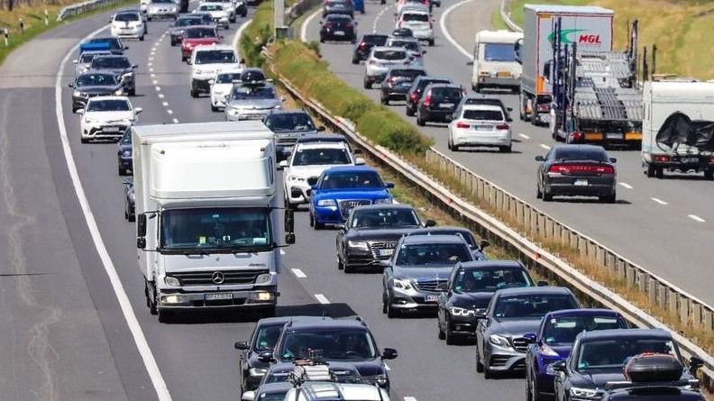 A tranzitforgalom erősödik a határ kilépő oldalán