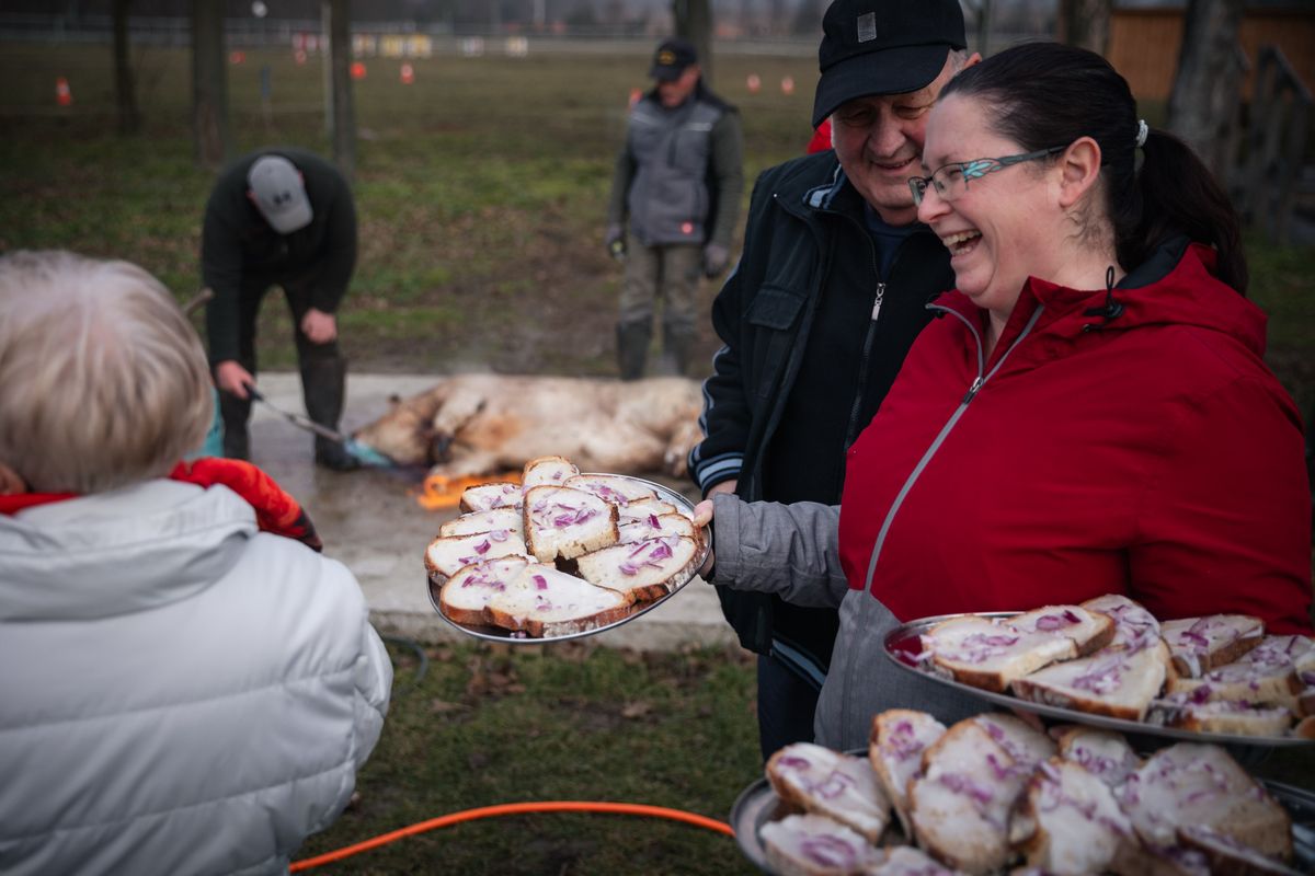 A jó hangulatról, evésről ivásról az egyik házigazda, Pinezitsné Hankó Lilla gondoskodott, aki gyerekkorától részt vett hasonló családi eseményeken.