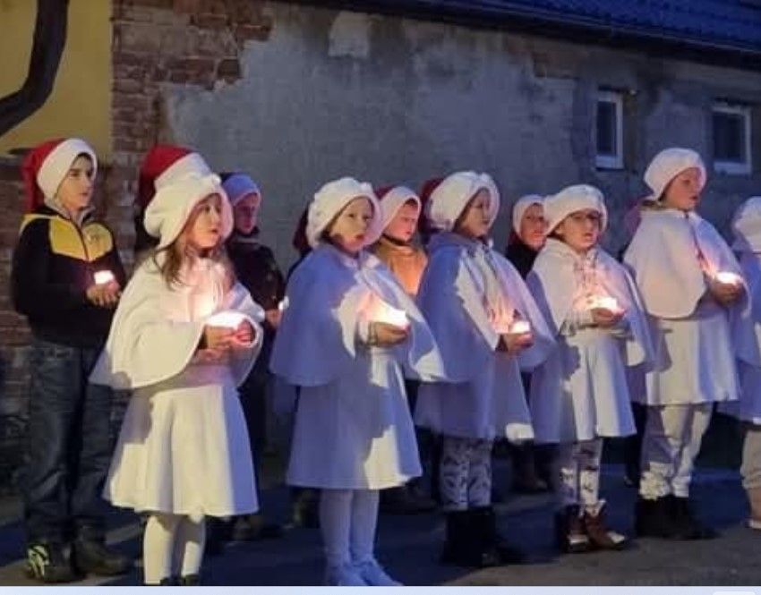 Fodor József Osli polgármestere novemberben hunyt el. Temetésén összegyűjtötték a koszorúkra, virágokra szánt összeget.