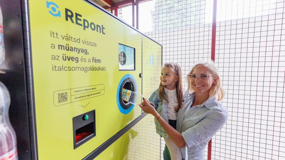 Beindult a műanyag palackok visszaváltása. 50 forint plusz a vételárban, ami visszajár, ha az automatában leadjuk az üres flakont.