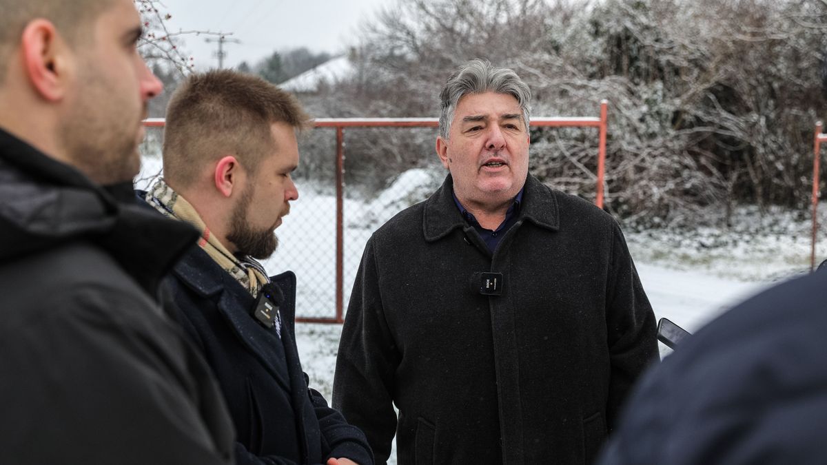 Járdát építenek Győrújbarát és Ménfőcsanak között. Erről tartott sajtótájékoztatót Pintér Bence és Kóbor Attila polgármester.