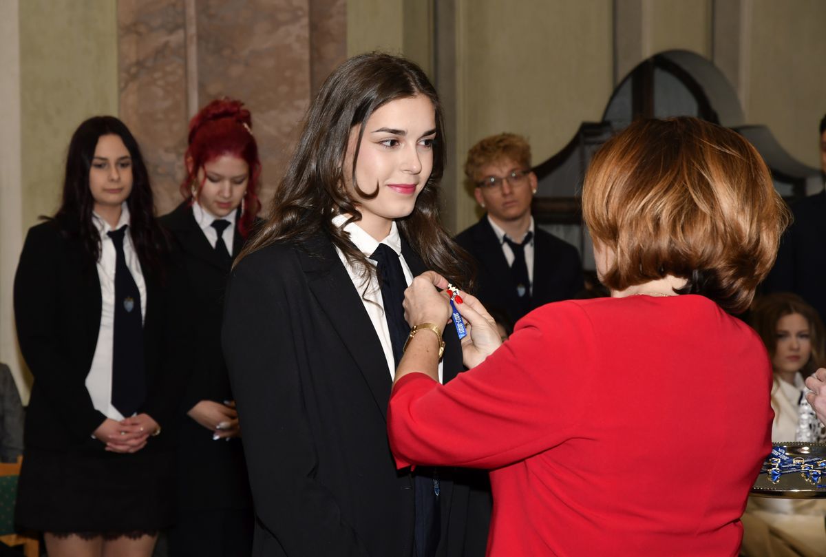 Mosonmagyaróváron az utolsók között a Piarista Gimnázium végzősei kapták meg osztályfőnöküktől a szalagokat.