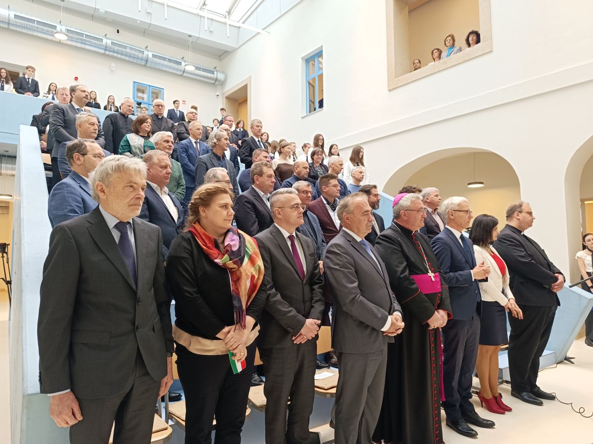 A Piarista Gimnázium nyolc új tanteremmel és egy különleges átriumszerű térrel bővült