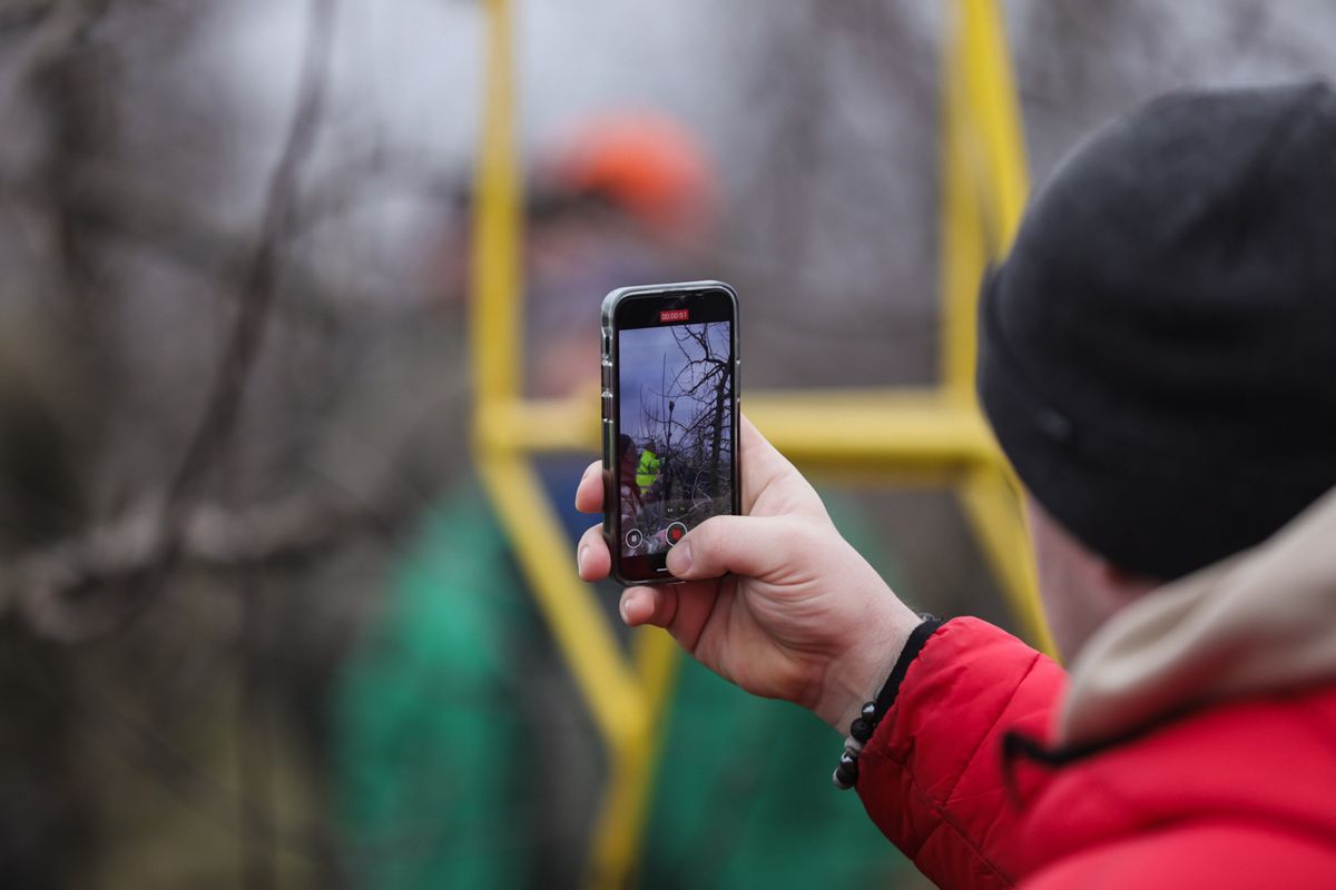 A fiatalok sem bízták a véletlenre. A korszerű technikát hívták segítségül, hogy otthon is fel tudják idézni a szakember által bemutatott fogásokat.