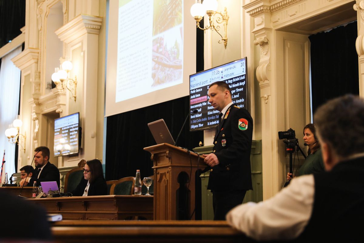 A tűzoltók munkájáról számolt be Gaál László alezredes.