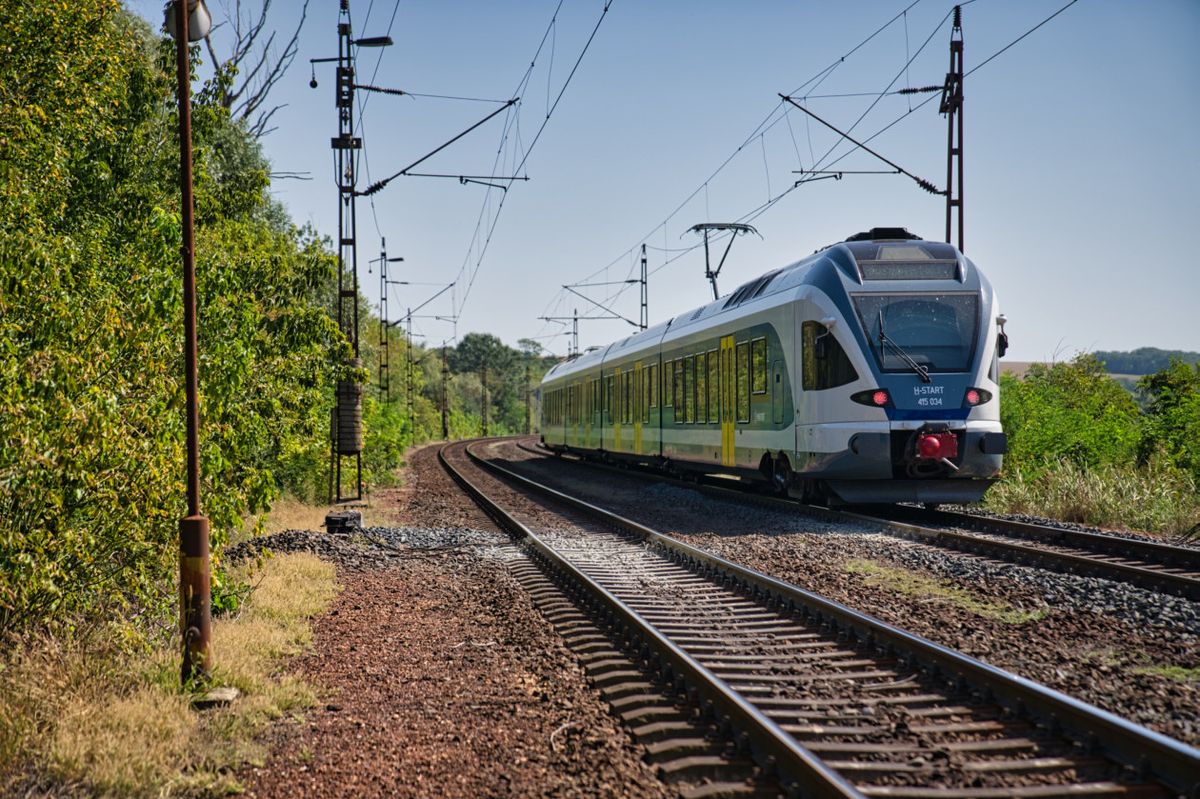 A MÁV-csoport 2022 tavasza óta vezeti közös adatbázisban a vonatokon és a buszokon, illetve az állomásokon elhagyott talált tárgyak listáját. Fotó: Kisalföld-archívum