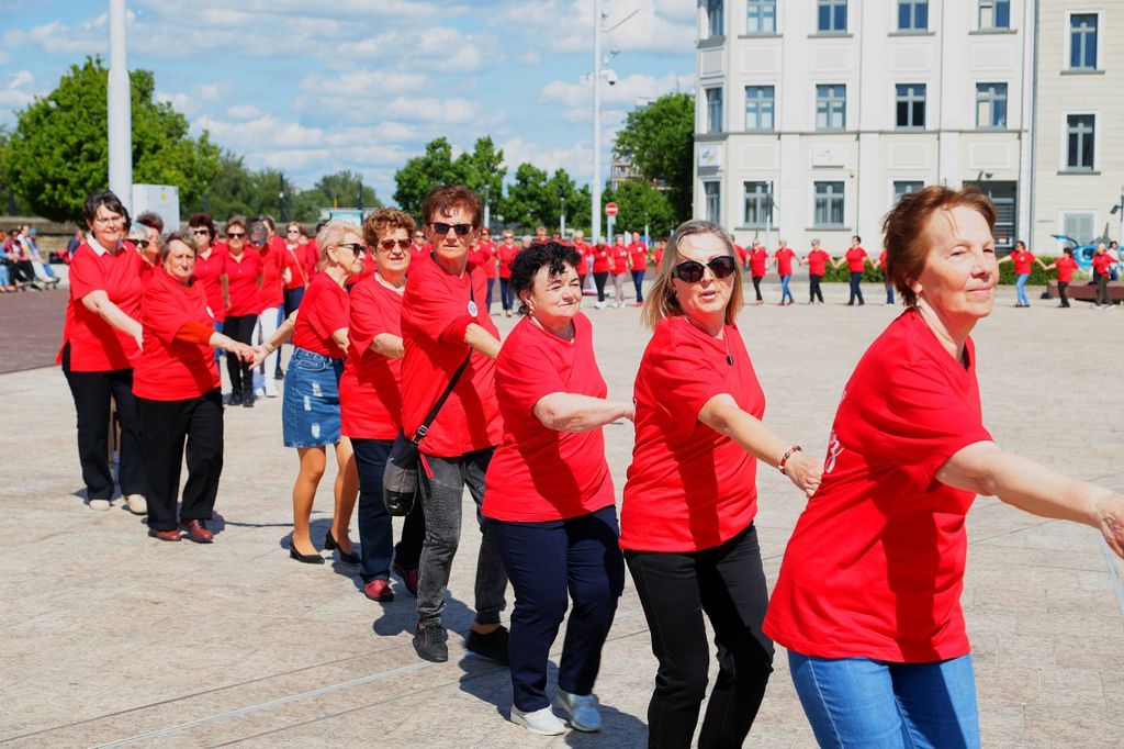 Szenior örömtánc a győri Dunakapu téren a Tánc Világnapja alkalmából.
