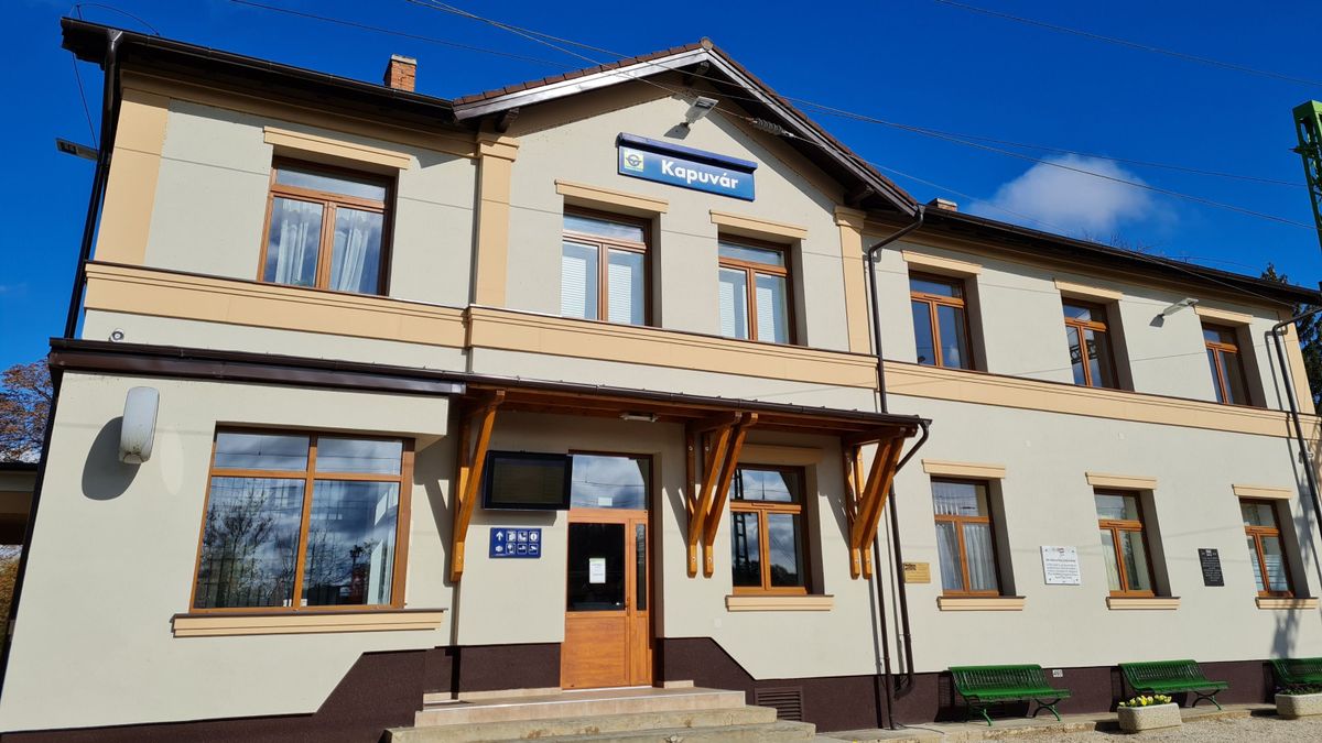A kapuvári állomáson komoly felújítást kezdett el a GYSEV Zrt. Magasperon is készül.