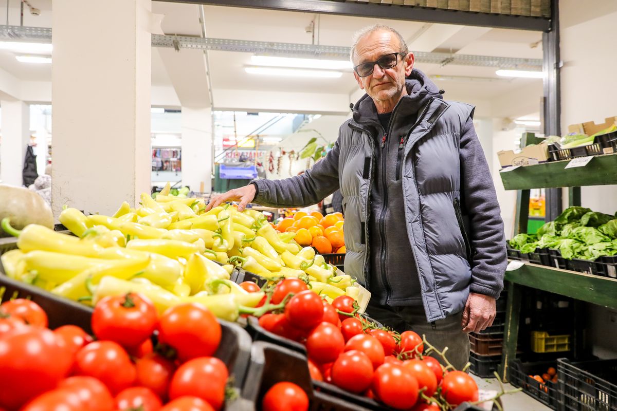 Zöldség és minden más, és sok-sok ember, ismerős a győri vásárcsarnok utánozhatatlan, elragadó hangulatában.