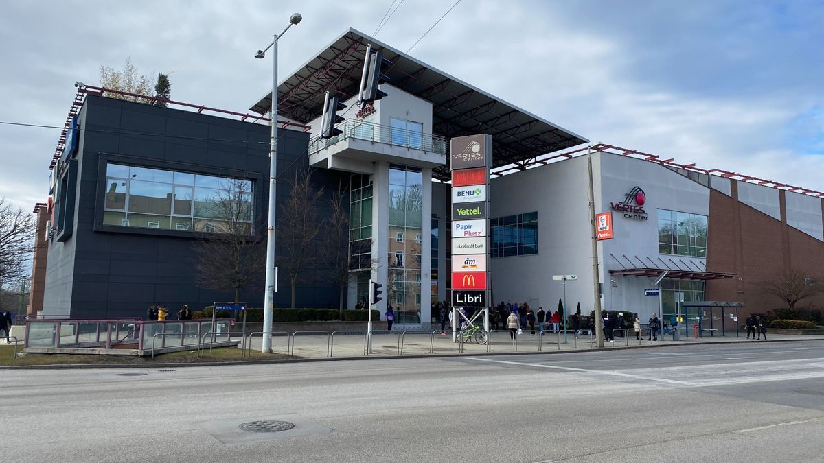 Szombat délelőtt bombariadó miatt az épület elé terelték a Vértes Center vásárlóit, valamint a veszprémi Balaton Plazát is kiürítették a hatóságok.