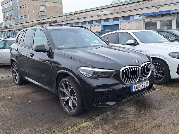 Ez a két éves BMW is új tulajt keres, 11 milliós kikiáltási árral.