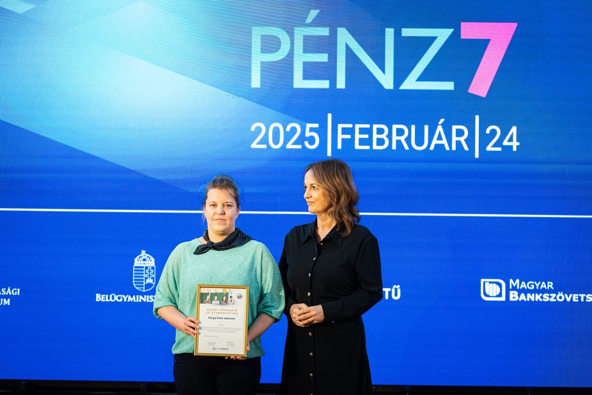A Pénziránytű Alapítvány kuratóriumi elnöke, Hergár Eszter adta át a díjat Varga-Poór Adrienn számára