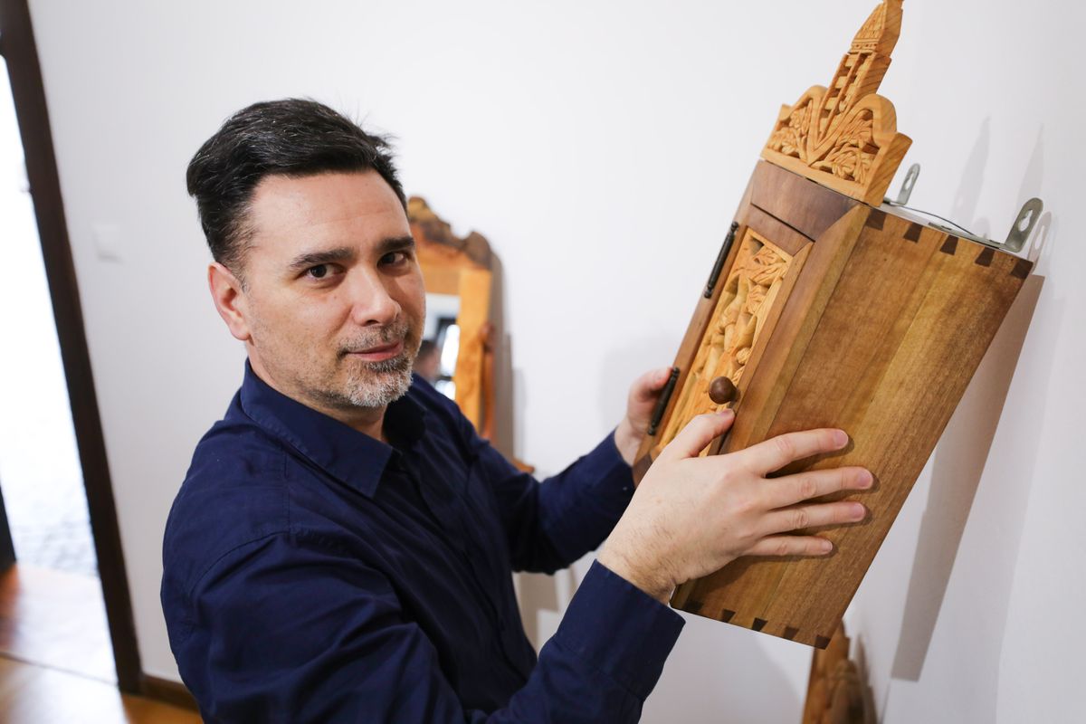 Nagy András mb. főigazgató is segített a kiállítás előkészületeiben.