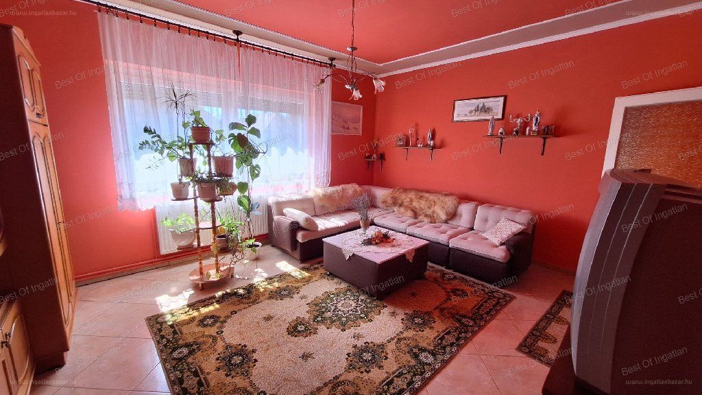 Eladó ingatlan Téten - A földszinten 3 szoba, külön fürdő és wc, egy konyha kamrával kapott helyet, valamint egy hatalmas, világos étkező. Fotó: ingatlanbazar.hu