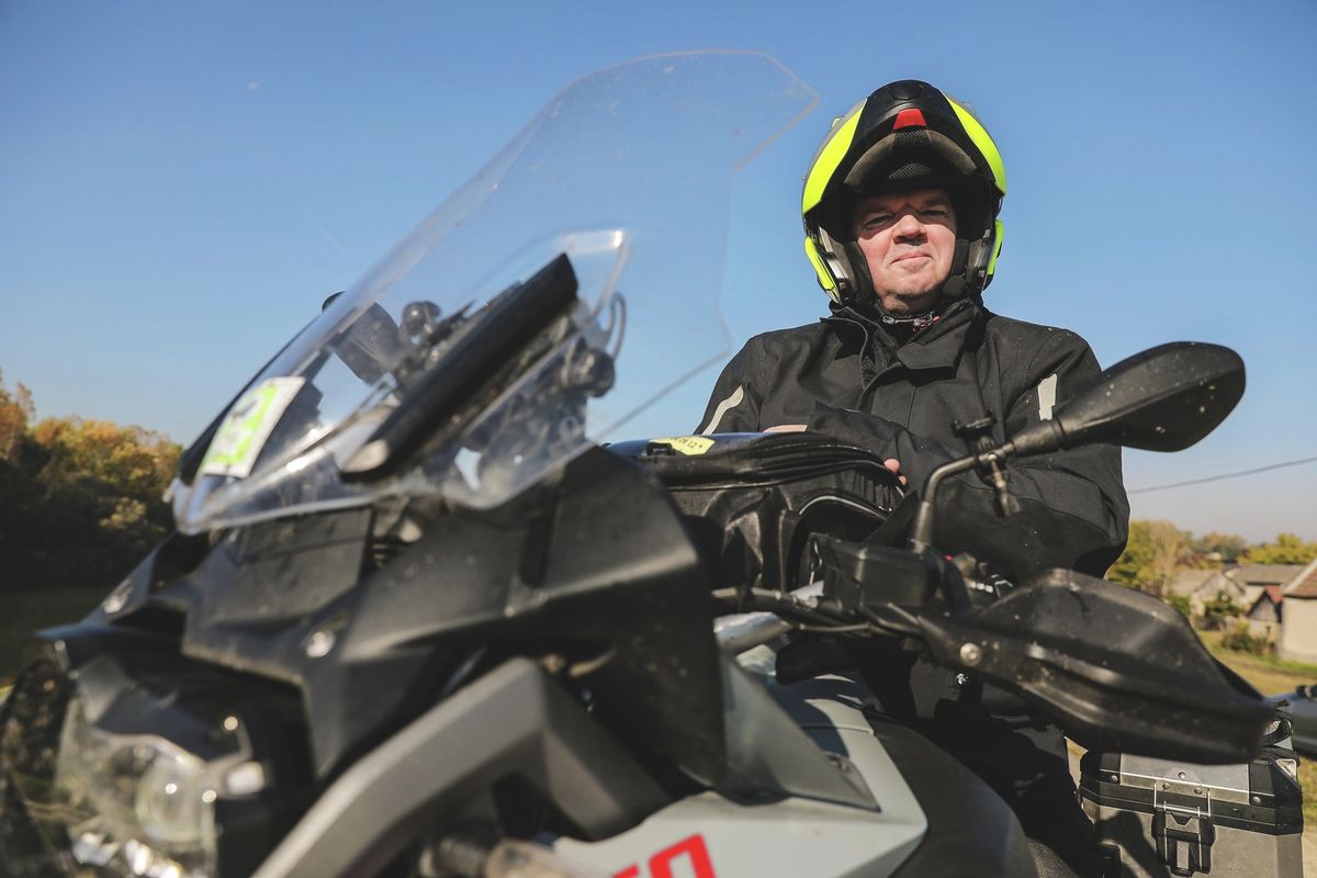 Gáti Csaba motoros a mesés Keletre indul.