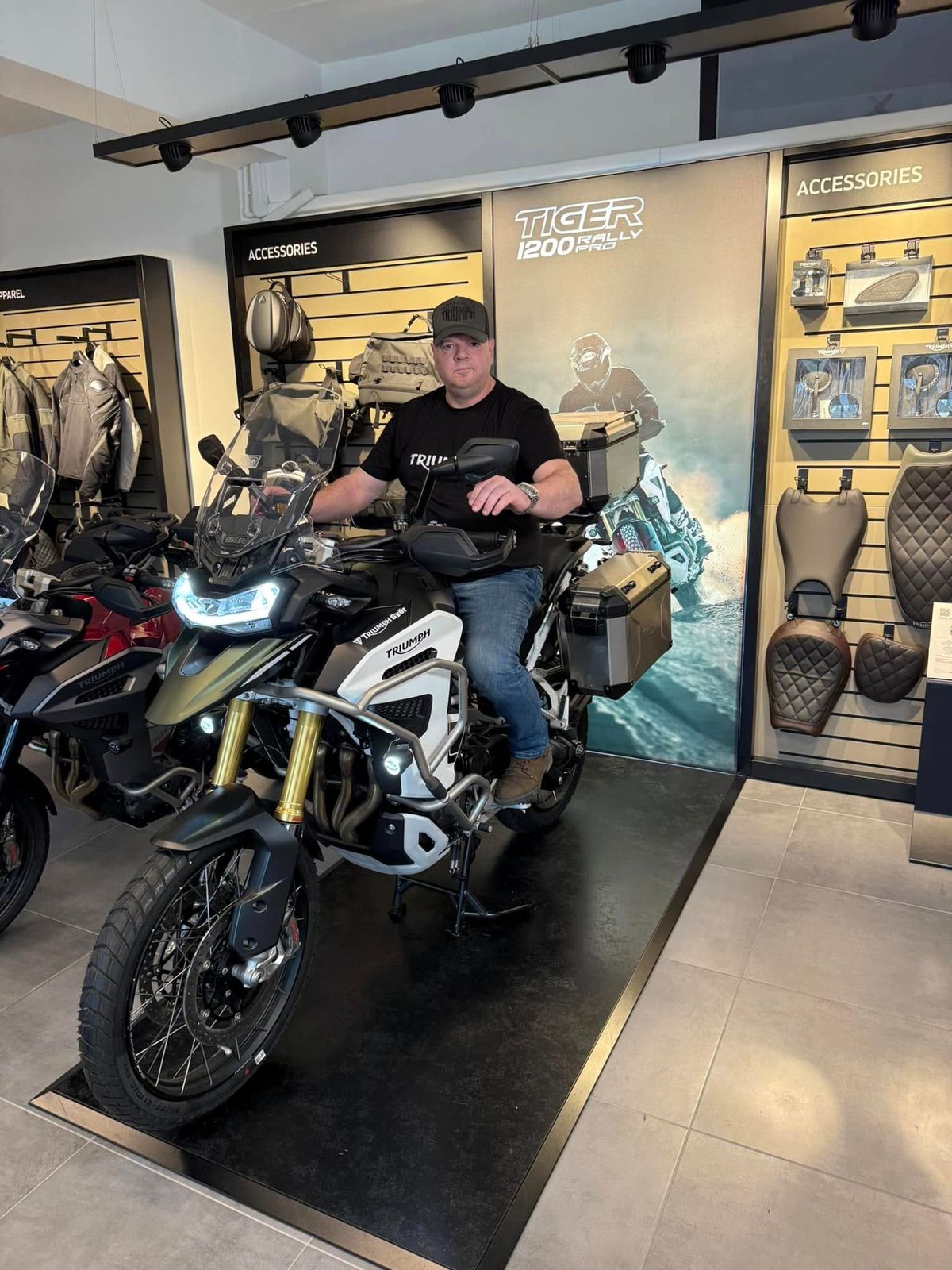 Gáti Csaba egy Triumph Tiger 1200 Rally Explorer motorral vág neki a kalandnak.