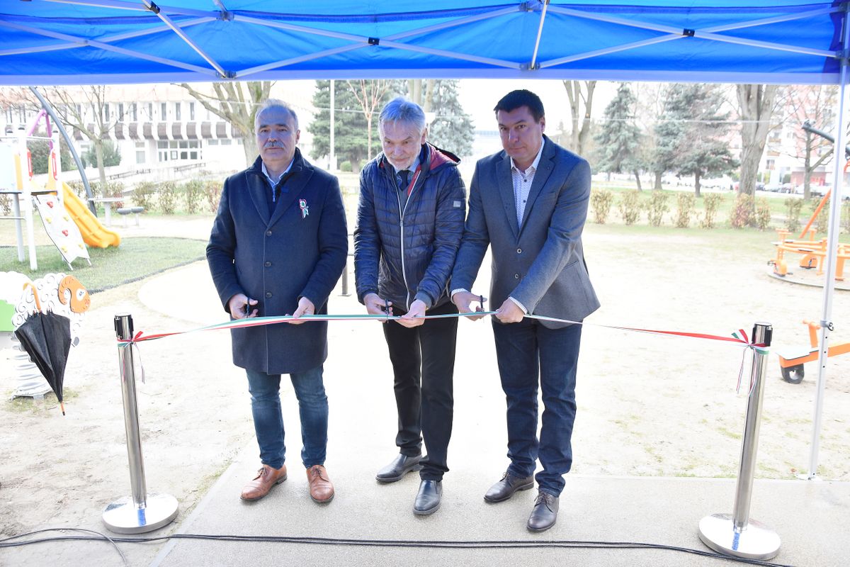 Játszótér a Városközpontban: Nagy István agrárminiszter, Szabó Miklós polgármester és Kosár Tibor, a VÜF Kft. ügyvezetője adta át