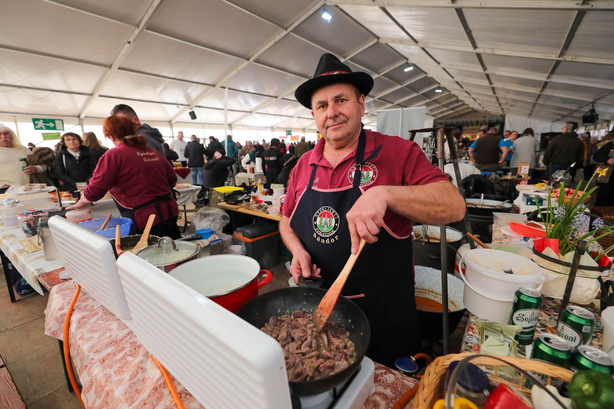 A kapuvári böllérmájat nem kell újítgatni, nem kell újragondolni, az úgy tökéletes, ahogy annak idején Orbán József megalkotta.