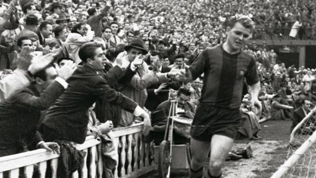 Kubala László sikerei csúcsán a Barcelona mezében.