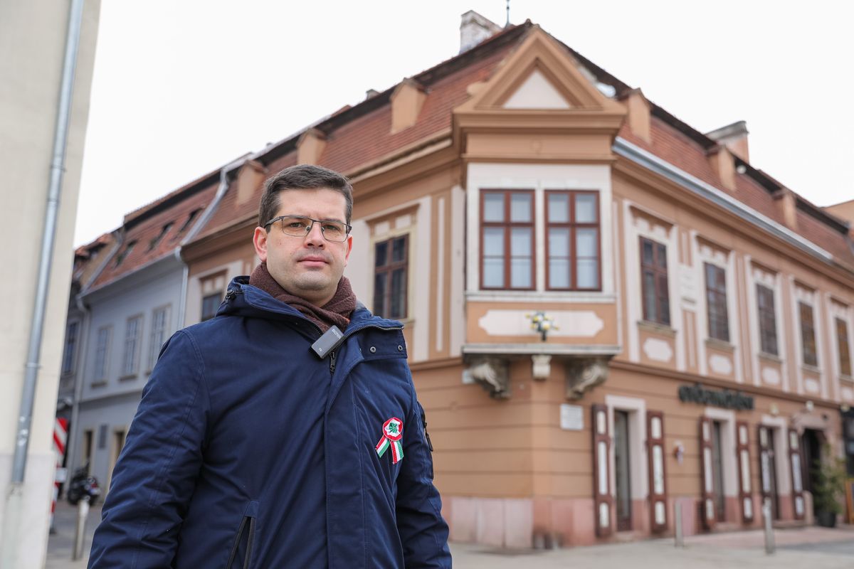 A forradalom győri emlékeit dr. Borbély Tamás osztályvezetővel kerestük fel. Sétánkat az Ecker-háznál kezdtük.