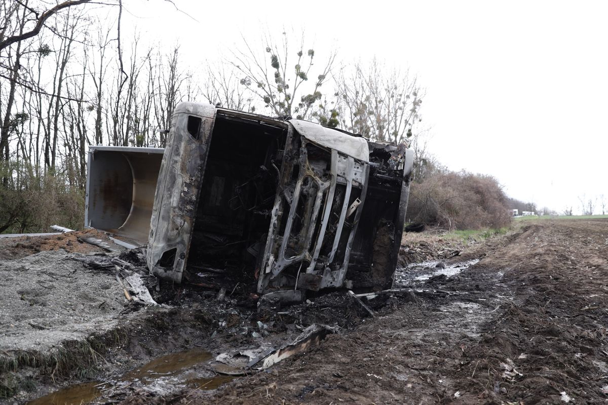 Lángolt a kamion a 82-es főúton - A teherautó fülkéje teljesen kiégett Veszprémvarsány térségében.