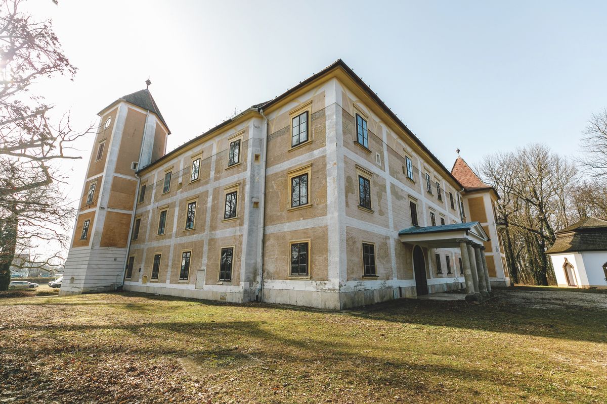 Néhány éve 15 millió forintból újult meg a parkos kertrész a Héderváry-kastélynál.