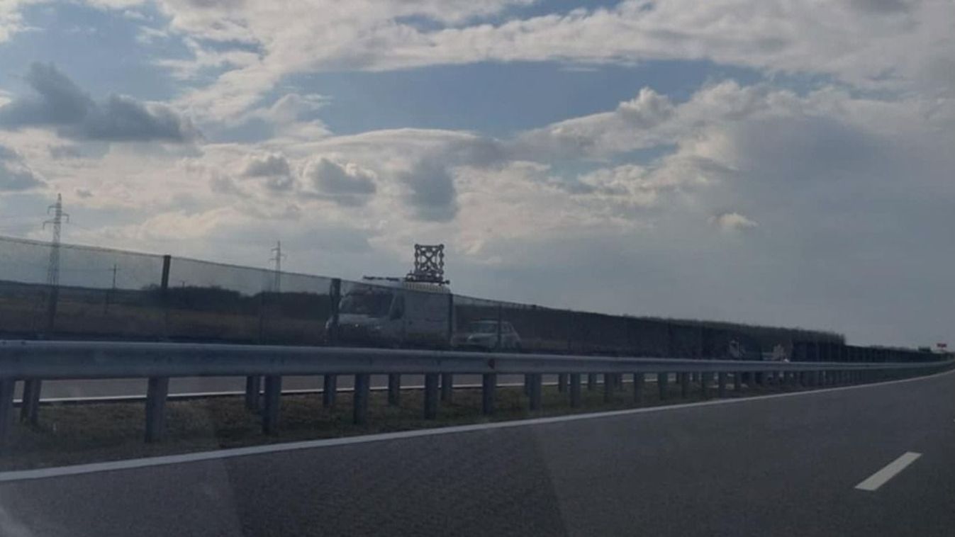 Szalagkorlátnak ütközött egy autó az M85-ösön, Vitnyéd közelében