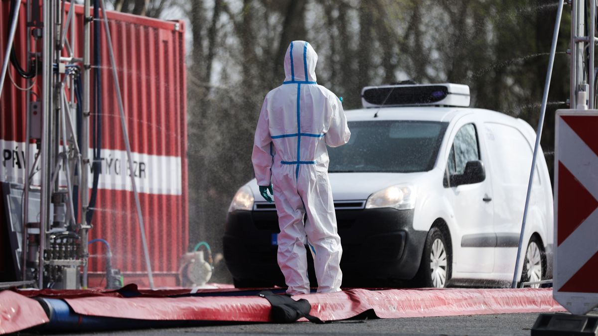 Száj- és körömfájás - Fertőtlenítő kapu a magyar-szlovák határon Medvénél. Fotó: Molcsányi Máté