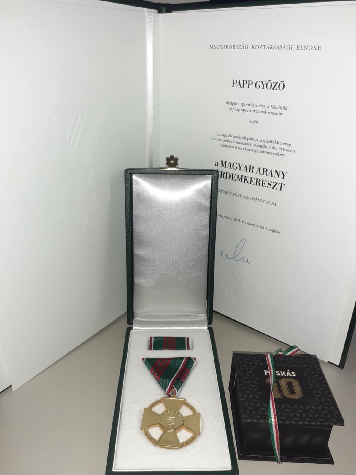 Magyar Arany Érdemkereszt - A Kisalföld sportrovat vezetőjének, Papp Győzőnek a kitüntetése.