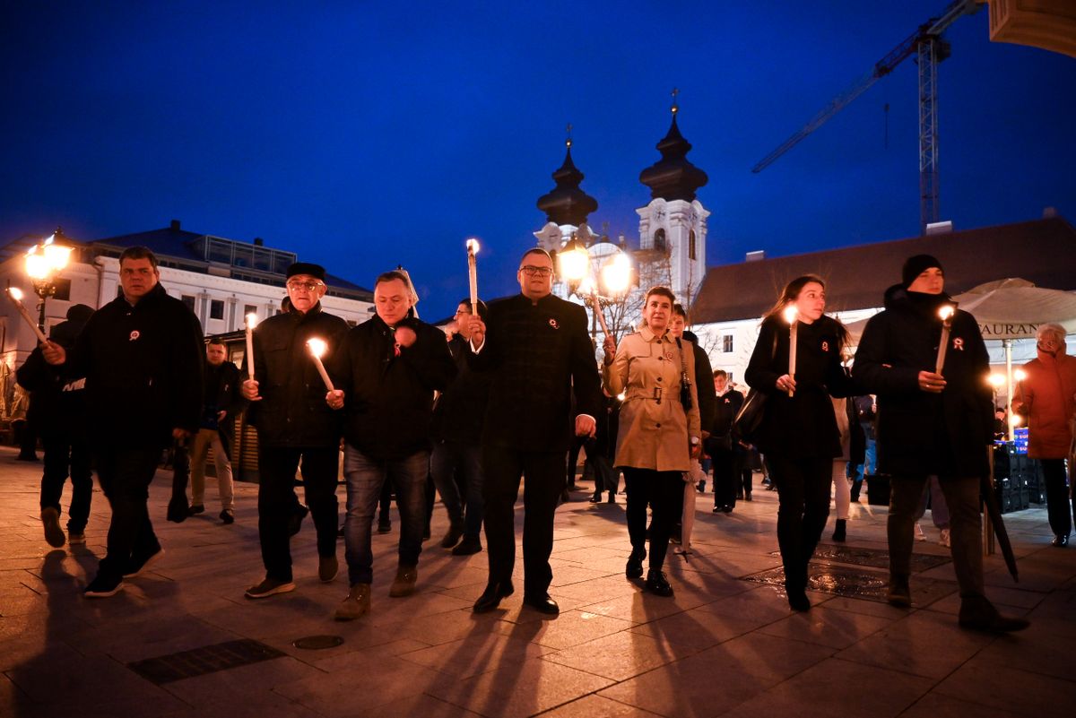 Fáklyás felvonulással emlékezett meg a szabadságharc eseményiről a Fidesz-KDNP