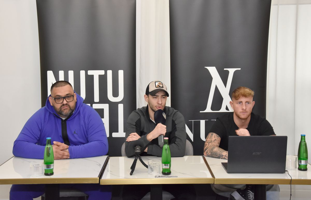 Nutu világbajnoki címet szerezne Érden: a felvételen Farkas László (középen) édesapjával, Fehér Józseffel és managerével, Németh Barnabással