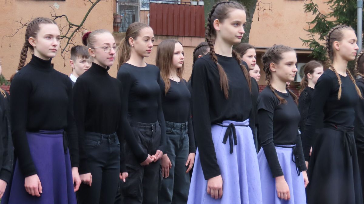 A csornai önkormányzat Petőfi Sándor szobránál tartotta megemlékezését. A katolikus iskola adott műsort.