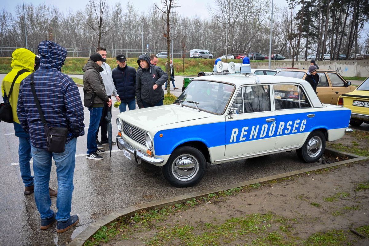 A veterán autó börze egyik sztárja a rendőrautó, ami mintha egy Ötvös Csöpi filmből gördült volna elő.