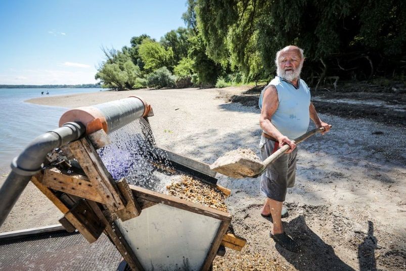 Szabó János az aranymosók nehéz munkáját végzi már negyven éve.