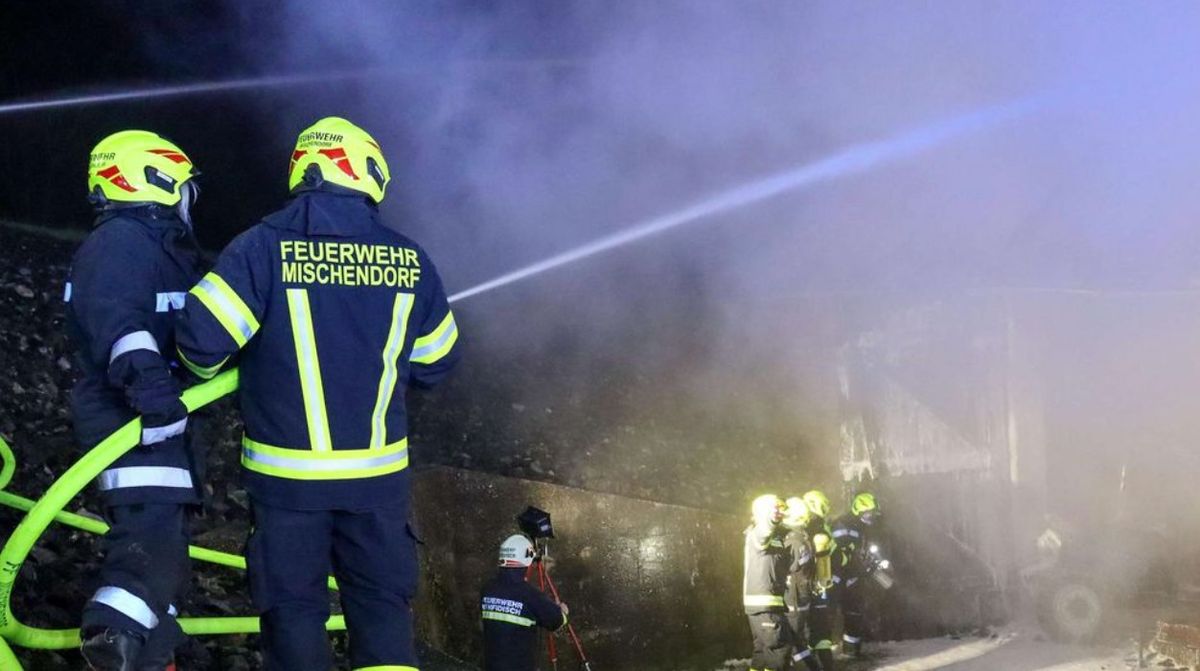 Döbbenetes fotókon a lángoló fészer tűz lánglovagok