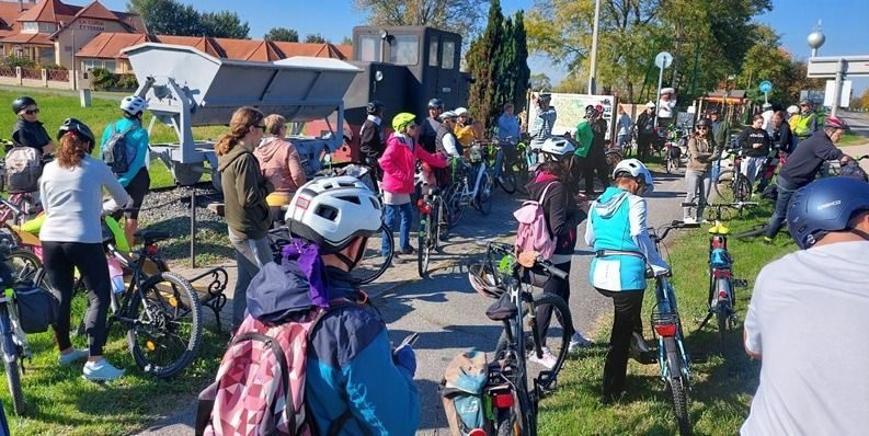 Az utóbbi években megélénkült a kerékpáros turizmus. Van, aki egyénileg más vezetett túrákon járja be a Kisalföldet.