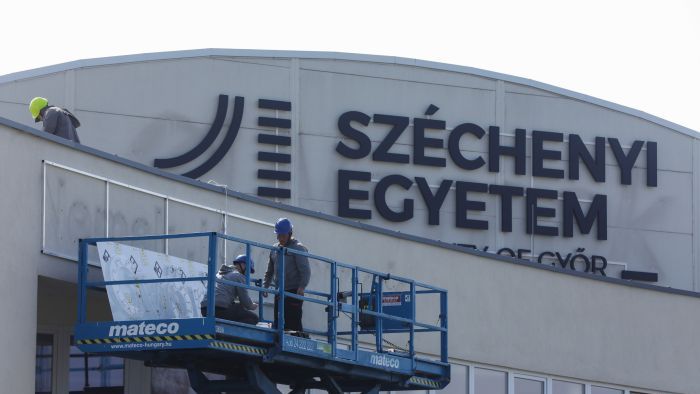 Új néven a jégcsarnok