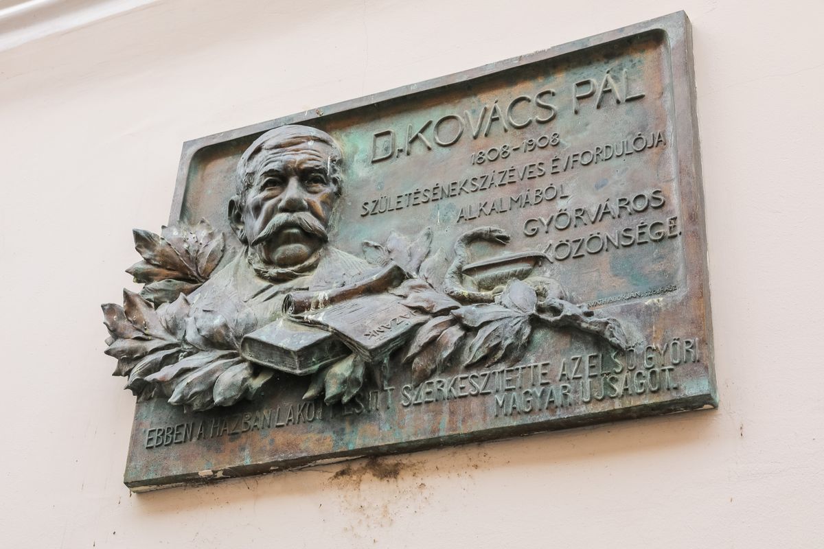 Dr. Kovács Pál emléktáblája a róla elnevezett utca 5. számú házának kapujától jobbra.