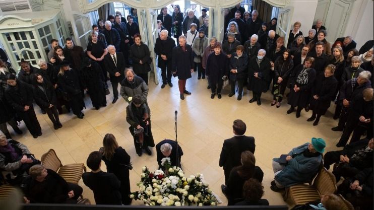 Hétfőn tartották meg Csombor Teréz búcsúztatóját több száz színházbarát körében.